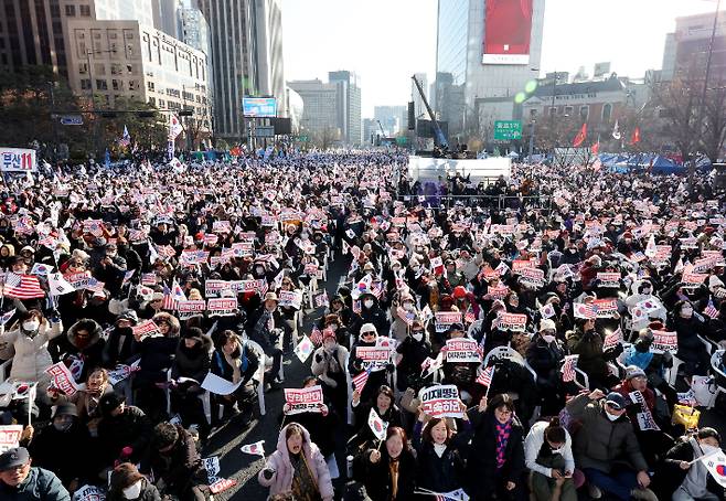 14일 오후 서울 종로구 동화면세점 앞에서 보수성향 단체인 대한민국바로세우기국민운동본부(대국본) 등이 '자유 대한민국 수호 국민혁명대회'를 열고 있다. 사진 연합뉴스