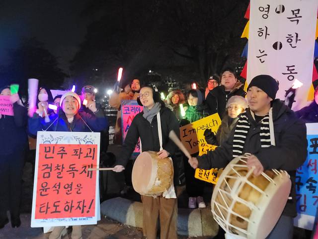 13일(현지시간) 저녁 미국 수도 워싱턴 DC에서 비상계엄 사태와 관련해 윤석열 대통령 탄핵을 촉구하는 교민들 집회가 열렸다. '워싱턴촛불행동'에 소속된 교민 50여 명은 이날 백악관 앞 라파엣 공원에 모여 구호를 외치고 자유 발언을 하며 국회의 윤 대통령 탄핵안 가결을 촉구했다. 연합뉴스