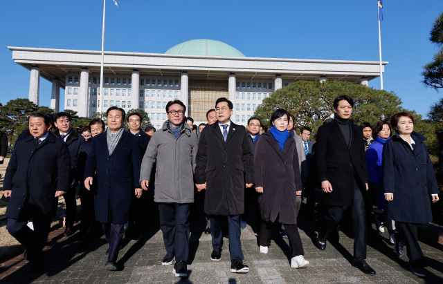 박찬대 더불어민주당 원내대표와 의원들이 윤석열 대통령 탄핵안 표결을 앞둔 14일 오전 서울 여의도 국회에서 의원총회를 마친 후 국회 앞 시민들을 만나기 위해 이동하고 있다. 뉴스1