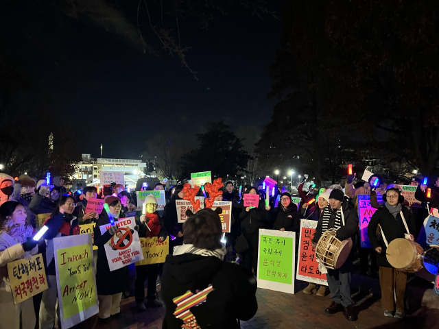 13일(현지 시간) 미국 워싱턴 백악관 앞에서 재외동포들이 윤석열 대통령 탄핵집회를 하고 있다. 이태규 특파원