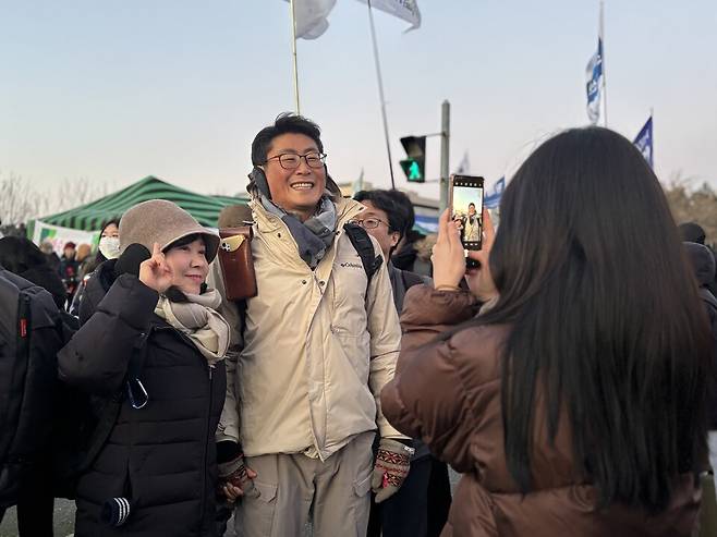 14일 윤석열 대통령에 대한 탄핵소추안이 가결되자 국회 앞에서 인증샷을 남기는 가족의 모습 ⓒ시사저널 정윤경