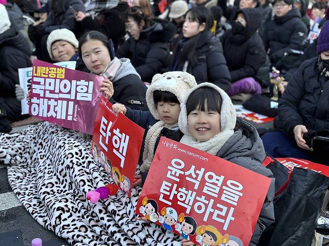 14일 윤석열 대통령에 대한 탄핵소추안이 통과되기를 촉구하는 아이들의 모습 ⓒ시사저널 정윤경