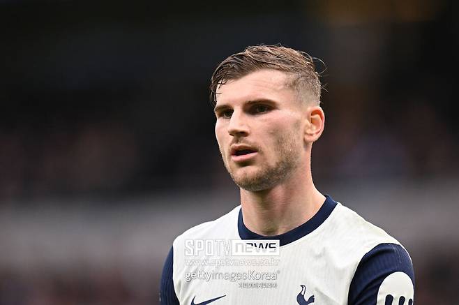 ▲ 엔지 포스테코글루 감독이 티모 베르너의 부진한 경기력에 대해 이례적인 강도 높은 비판을 쏟아냈다. 포스테코글루 감독은 "베르너는 자신이 보여줘야 할 수준에 전혀 근접하지 못했다"며 강한 불만을 표출했다. 특히 "18살 선수들도 잘하고 있는데 베르너는 정말 용납할 수 없는 플레이를 했다"고 지적하며, 베르너의 경험과 지위를 고려할 때 더욱 실망스러웠음을 내비쳤다. 포스테코글루 감독은 "토트넘은 지금 뛸 수 있는 선수가 많지 않다. 이런 상황에선 모두가 최선을 다해야 한다"고 강조했다. 그는 베르너의 반응에 대해서도 "신경 쓰지 않는다"며 단호한 입장을 보였다. 이날 베르너는 왼쪽 측면 공격수로 선발 출전했으나, 경기 초반부터 부진한 모습을 보였다. 득점 기회를 놓치는 것은 물론, 볼 소유권을 16번이나 잃고 패스 성공률도 69%에 그쳤다. 결국 포스테코글루 감독은 후반 시작과 함께 베르너를 교체했다.