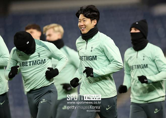 ▲ 손흥민의 나이와 최근의 경기력을 고려하면, 토트넘의 이러한 접근은 현실적이다. 32세에 접어든 손흥민은 스피드와 체력이 요구되는 윙어 포지션에서 한계를 보이기 시작했으며, 이는 구단이 젊고 유망한 대체자를 모색하는 이유가 되고 있다.