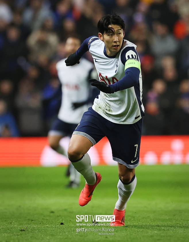 ▲ 손흥민 대체 선수를 맨체스터 유나이티드에서 찾을 모양새다. 스왑딜 가능성이 제기되고 있는데 주인공은 마커스 래시포드다. 래시포드는 맨체스터 유나이티드에서 입지가 점점 줄어들고 있다.&nbsp;맨체스터 유나이티드 유스 출신으로 2015년 성인팀에 데뷔한 래시포드는 한때 빠른 스피드와 뛰어난 골 결정력으로 팀의 핵심 공격수로 활약했다. 그러나 최근 몇 년간 부진과 더불어 여러 논란에 휘말리며 신뢰를 잃었다.