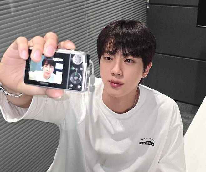 "딱 남주 느낌" 방탄소년단 진, 전세기 전담 직원이 꼽은 BTS 실물 1위