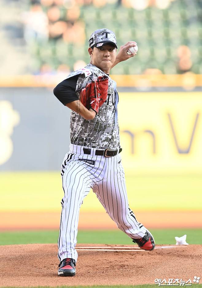 27일 오후 서울 송파구 잠실야구장에서 열린 '2024 신한 SOL Bank KBO리그' 삼성 라이온즈와 LG 트윈스의 경기, 1회초 LG 선발투수 이상영이 역투하고 있다. 엑스포츠뉴스 DB