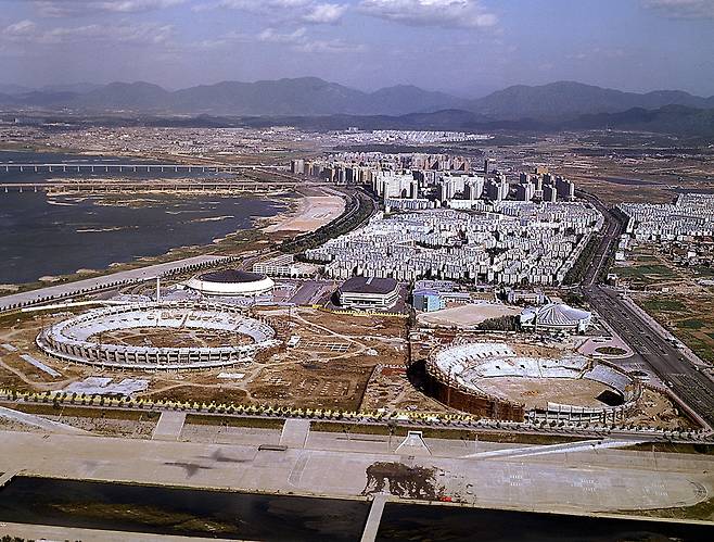 서울종합운동장과 야구장 건설 모습. 1981년 [연합뉴스 자료사진]