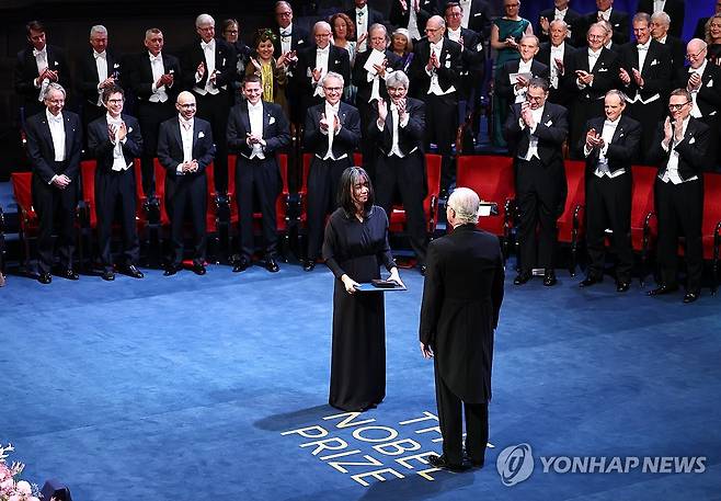 한강 작가, 노벨문학상 수상 (스톡홀름=연합뉴스) 김도훈 기자 = 2024 노벨문학상 수상자인 한강 작가가 10일(현지시간) 스웨덴 스톡홀름 콘서트홀에서 열린 시상식에서 칼 구스타프 16세 스웨덴 국왕으로부터 노벨문학상 메달과 증서를 받고 있다. 2024.12.11 superdoo82@yna.co.kr