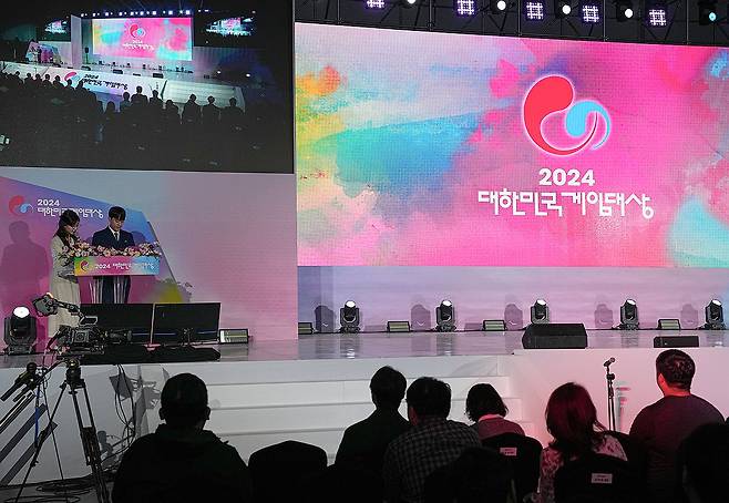 2024 대한민국 게임대상 시상식 (부산=연합뉴스) 김주환 기자 = 13일 부산 벡스코(BEXCO)에서 열린 2024 대한민국 게임대상 시상식에서 사회자들이 수상작을 소개하고 있다. 2024.11.13 jujuk@yna.co.kr