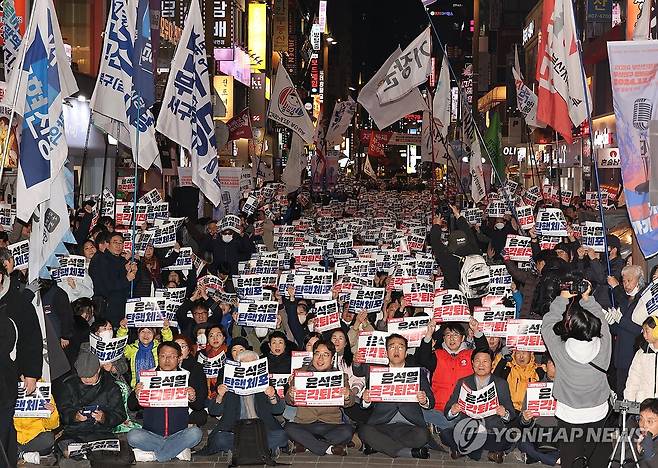 "윤석열 대통령 퇴진" (부산=연합뉴스) 박성제 기자 = 4일 오후 부산 부산진구 대표 번화가인 서면에서 시민단체 등으로 구성된 '윤석열 퇴진 부산행동'이 윤석열 대통령의 비상계엄 선포를 규탄하고 정권 퇴진을 촉구하는 결의대회를 열고 있다. 2024.12.4 psj19@yna.co.kr