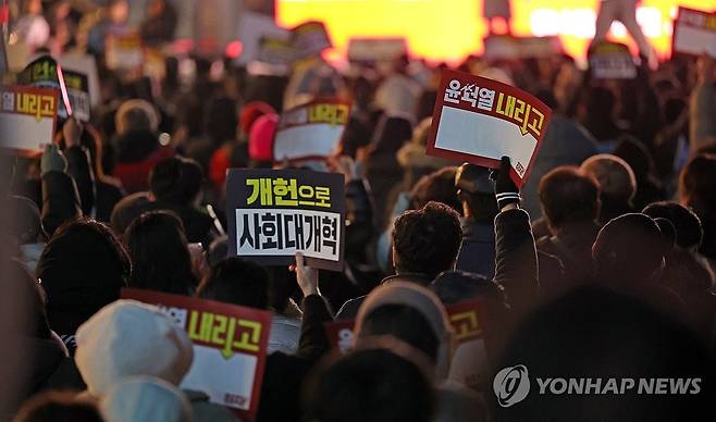 광장에 나선 광주 시민들 [연합뉴스 자료사진]