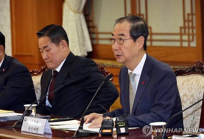 국가안전보장회의 주재하는 한덕수 대통령 권한대행 (서울=연합뉴스) 최재구 기자 = 한덕수 대통령 권한대행 겸 국무총리가 14일 오후 정부서울청사에서 열린 국가안전보장회의(NSC)를 주재하고 있다. 2024.12.14 jjaeck9@yna.co.kr