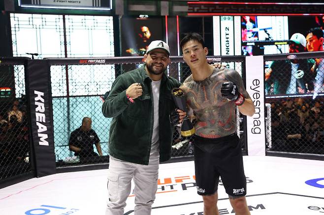 황인수가 ZFN 대회에서 김한슬을 꺾은 뒤 기념촬영을 하고 있다. 사진=ZFN