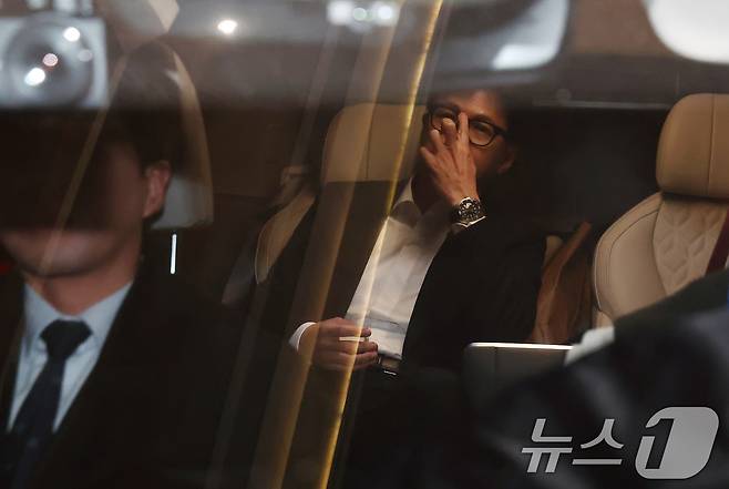 윤석열 대통령 탄핵소추안이 국회 본회의를 통과한 14일 한동훈 국민의힘 대표가 서울 여의도 국회에서 입장을 밝힌 뒤 차량에 올라 본청을 나서고 있다. 2024.12.14/뉴스1 ⓒ News1 김민지 기자