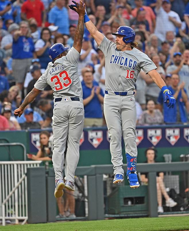 KIA 새 외국인 타자로 유력한 패트릭 위즈덤이 지난 7월 캔자스시티전에서 만루홈런을 때려낸 뒤 3루 코치와 세리머니하고 있다. 사진 | USA투데이 연합뉴스