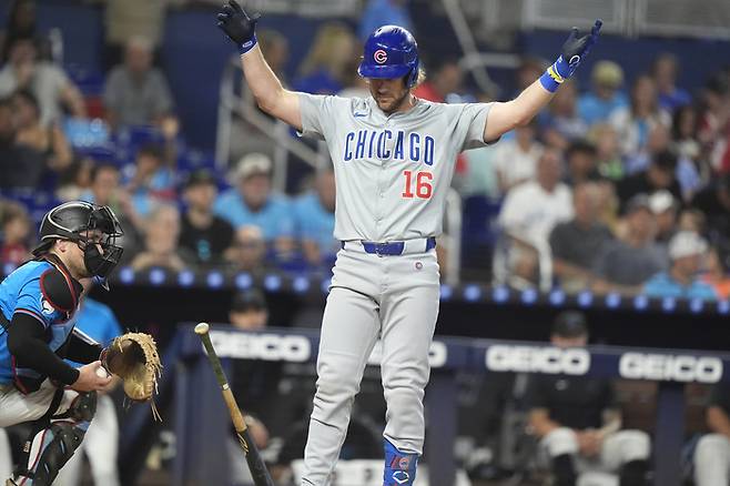 KIA 새 외국인 타자로 유력한 패트릭 위즈덤이 메이저리그 시카고 컵스 유니폼을 입고 볼 판정에 불만을 드러내고 있다. 사진 | AP 연합뉴스