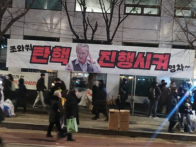 이경영 얼굴이 담긴 현수막. 사진 | 함상범 기자