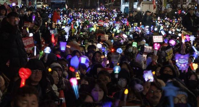 비상계엄 후폭풍이 계속되고 있는 지난 11일 오후 서울 여의도 국회 앞에서 열린 윤석열 대통령 탄핵 촉구 촛불 집회에 참석한 시민들이 구호를 외치고 있다. 연합뉴스