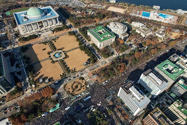 지난 14일 서울 영등포구 여의도 국회 앞에서 열린 윤석열 대통령 탄핵 촉구 집회에서 참석자들이 구호를 외치고 있다. /연합뉴스