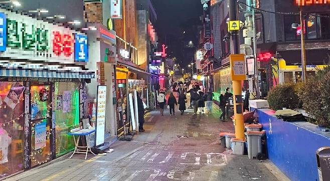 지난 13일 오후 8시 서울 용산구 이태원 세계음식문화거리에 사람들이 오가고 있다. 평소 금요일 저녁에 비하면 외국인 등 손님이 크게 줄었다고 이 일대 식당들은 입을 모았다. 사진=노유정 기자