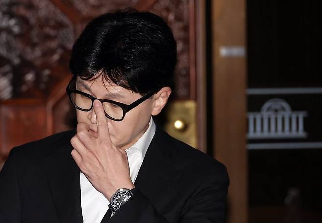 국민의힘 한동훈 대표가 14일 오후 윤석열 대통령 탄핵소추안이 가결된 뒤 의원총회장에서 나와 질문을 받고 있다. 연합뉴스