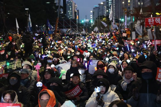 지난 13일 오후 서울 여의도 국회 앞에 모인 시민들이 윤석열 대통령의 탄핵을 촉구하고 있다. 최기웅 기자