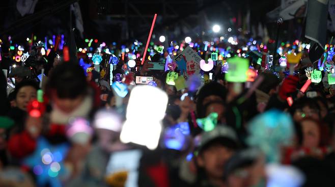 14일 서울 여의도 국회 앞에서 열린 국민촛불대행진에 참석한 시민들의 응원봉이 반짝이고 있다. 권도현 기자