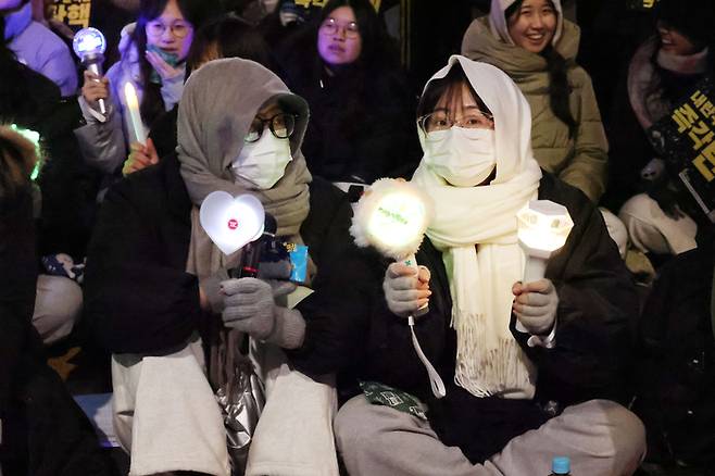 윤석열 대통령에 대한 두 번째 탄핵안 표결을 하루 앞둔 13일 서울 여의도 국회 앞에서 열린 범국민촛불대행진에 참가한 시민들이 응원봉을 들고 탄핵 가결을 촉구하고 있다. 한수빈 기자