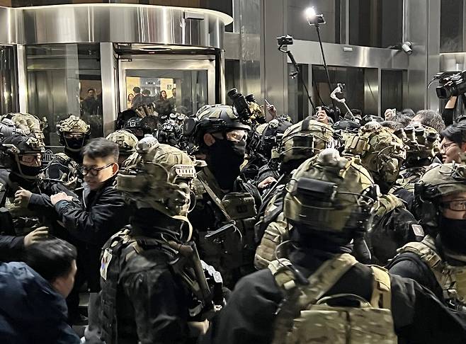 This photo shows Army troops attempting forcible entry at the National Assembly while being filmed by smartphones on Dec. 4. (Yonhap)
