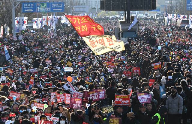 지난 14일 서울 여의도 국회 앞에서 시민들이 윤석열 대통령 탄핵 촉구 집회를 하고 있다. 이한형 기자