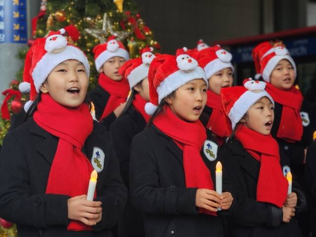 새에덴교회 교회학교 아이들이 15일 경기도 용인 교회 본당 앞에서 성탄 행사를 위해 전자 양초를 들고 교회 밖으로 나서고 있다.