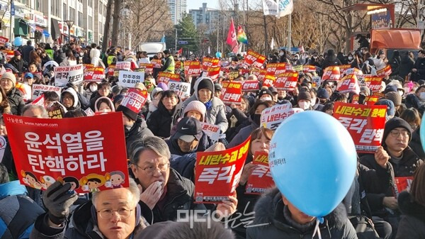 ▲ 14일 오후 서울 여의도 국회의사당 앞에서 열린 탄핵촉구집회에서 피켓을 들고 구호를 외치는 시민들. 사진=금준경 기자.