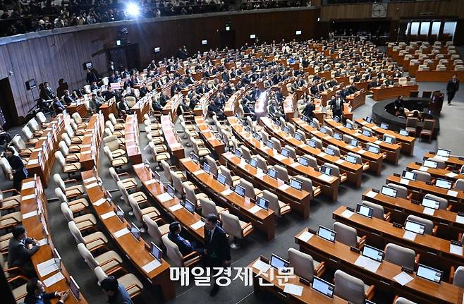 7일 국회에서 열린 김건희 특검법이 부결된 뒤 대통령 탄핵소추안 표결을 앞두고 국민의힘 의원들이 퇴장하고있다. 2024.12.7 [김호영기자]