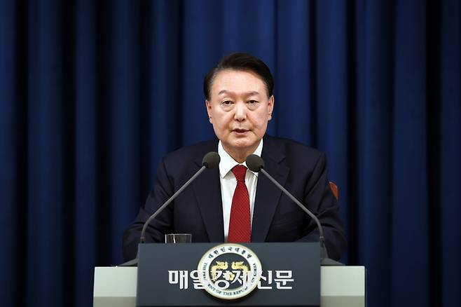 윤석열 대통령이 3일 밤 서울  용산 대통령실에서 긴급 회견을 열어 비상계엄을 선포하고 있다. 2024.12.3 대통령실 제공