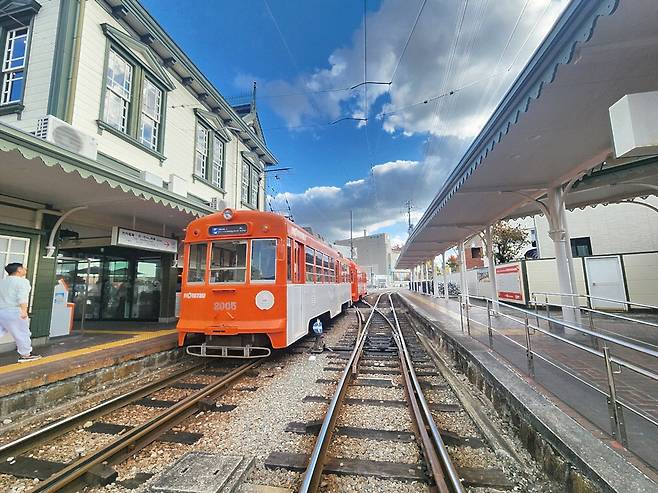 마쓰야마 시가지를 운행하는 노면전차.