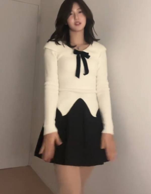 공개된 영상 속 송지아는 블랙 앤 화이트 컬러로 매치된 의상을 입고 춤을 추며 사랑스러운 매력을 발산했다. 박연수의 유머러스한 멘트와 더불어, 딸의 단아한 비주얼은 보는 이들의 감탄을 자아냈다. 사진=SNS