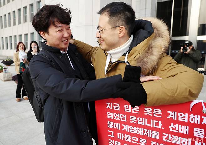 (서울=뉴스1) 구윤성 기자 = 김상욱 국민의힘 의원이 13일 오전 서울 여의도 국회 본청 앞에서 윤석열 대통령 탄핵 표결 찬성을 호소하던 중 이준석 개혁신당 의원과 인사 나누고 있다. 2024.12.13/뉴스1 Copyright (C) 뉴스1. All rights reserved. 무단 전재 및 재배포, AI학습 이용 금지. /사진=(서울=뉴스1) 구윤성 기자
