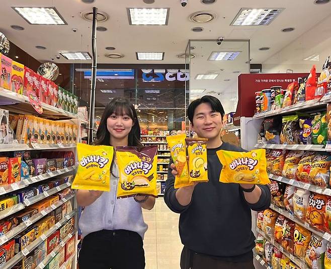 [서울=뉴시스] 농심 바나나킥과 편의점 GS25의 협업 제품 (사진=GS리테일 제공) *재판매 및 DB 금지