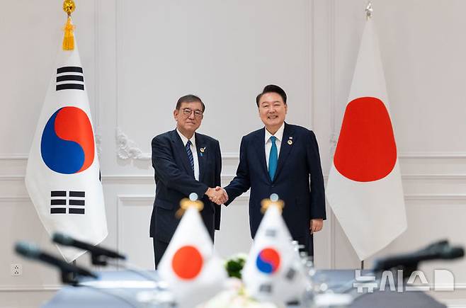 [비엔티안=뉴시스] 윤석열 대통령(오른쪽)과 이시바 시게루 일본 총리가 지난 10월10일(현지시각) 라오스 비엔티안 한 호텔에서 열린 한-일 정상회담에서 악수하고 있다. (사진=뉴시스DB)