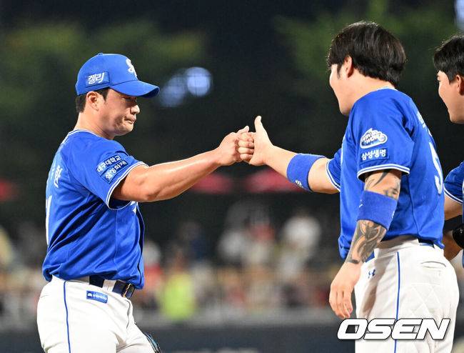 [OSEN=이대선 기자] 삼성 오승환과 박병호가 승리의 기쁨을 나누고 있다. 2024.08.11 /sunday@osen.co.kr