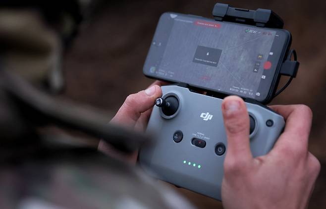 우크라이나군 병사가 중국산 DJI 드론을 컨트롤러를 이용해 조종하고 있다. 세계일보 자료사진