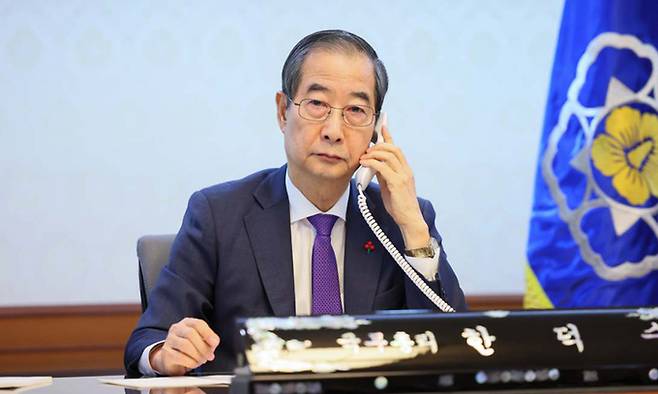 한덕수 국무총리가 15일 정부서울청사 집무실에서 조 바이든 미국 대통령과 전화 통화를 하고 있다. 총리실 제공