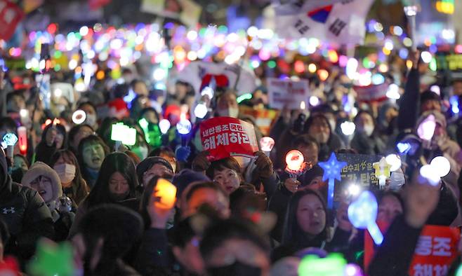 12일 서울 영등포구 국회 앞에서 열린 윤석열 대통령 탄핵 촉구 촛불 집회에 참석한 시민들이 응원봉을 흔들며 구호를 외치고 있다. 연합뉴스