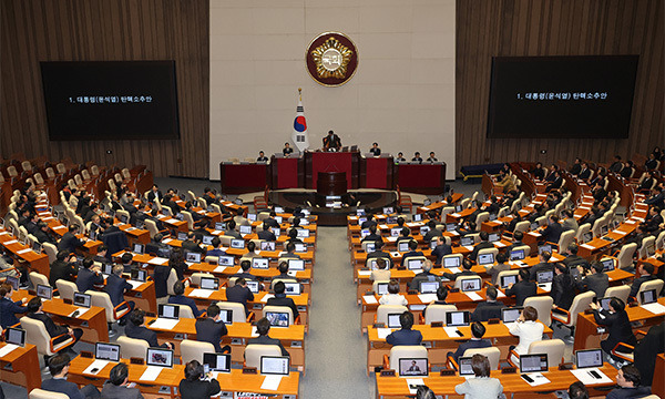 우원식 국회의장이 지난 14일 국회 본회의에서 윤석열 대통령 탄핵소추안을 가결하자 더불어민주당 등 야당 의원들이 기뻐하고 있다. 연합뉴스