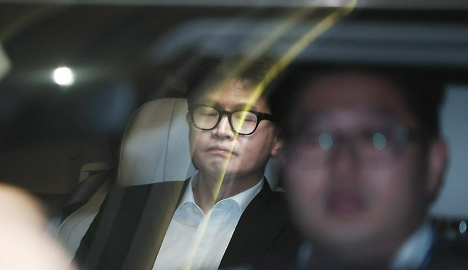 국민의힘 한동훈 대표가 윤석열 대통령 탄핵소추안이 가결된 14일 오후 서울 여의도 국회에서 의원총회에 참석한 뒤 차를 타고 퇴청하고 있다. 연합뉴스