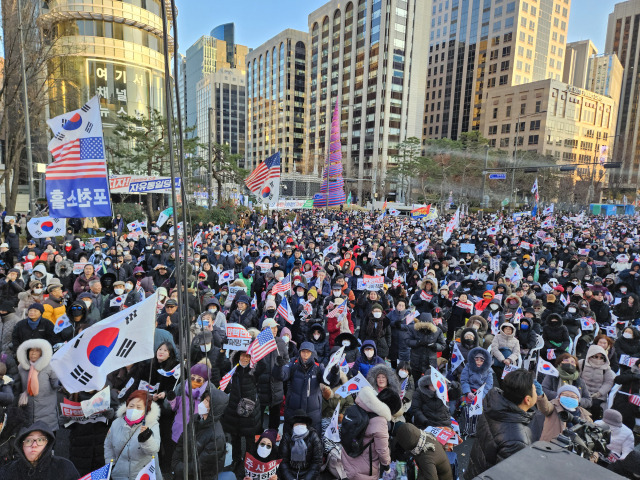 서울 종로구 동화면세점 앞에서 14일 시민들이 탄핵 반대를 외치고 있다. 서울경제DB