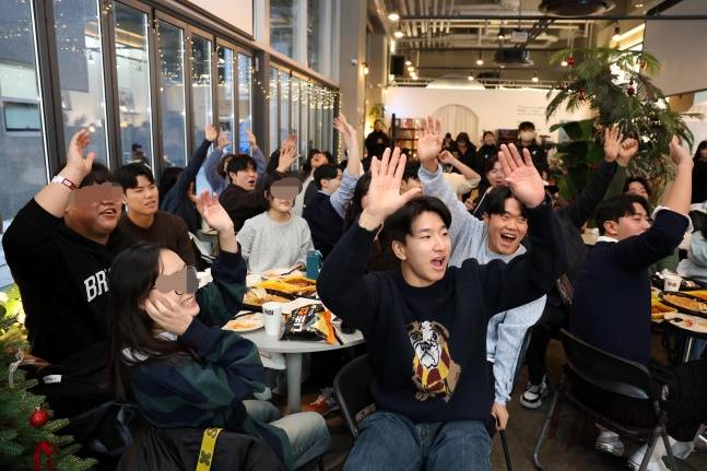 키움 선수들과 팬들이 15일 서울 마곡동에 위치한 한 카페에서 열린 '2024 키움 히어로즈 연말자선행사'에서 퀴즈를 맞히고 있다. /사진=키움 히어로즈 제공