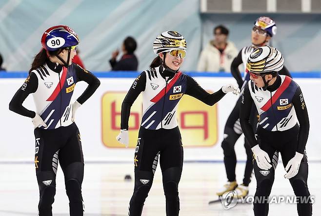 혼성계주 금메달, 한국 쇼트트랙 대표팀 (서울=연합뉴스) 임헌정 기자 = 한국 쇼트트랙 대표팀의 최민정(앞쪽 왼쪽부터), 김길리, 박지원, 김태성(뒤쪽)이 15일 서울 양천구 목동아이스링크에서 열린 2024-2025 국제빙상경기연맹(ISU) 쇼트트랙 월드투어 4차 대회 혼성계주 결승에서 금메달을 수확한 뒤 기쁨을 나누고 있다. 2024.12.15 kane@yna.co.kr