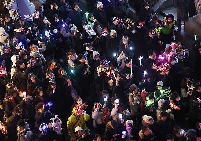 13일 오후 서울 여의도 국민의힘 당사 앞에서 시민들이 윤석열 대통령 탄핵과 국민의힘 해체를 촉구하고 있다. (사진=뉴스1)